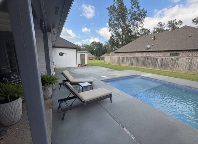 Finished Latham fiberglass pool by DC Pools and Spas